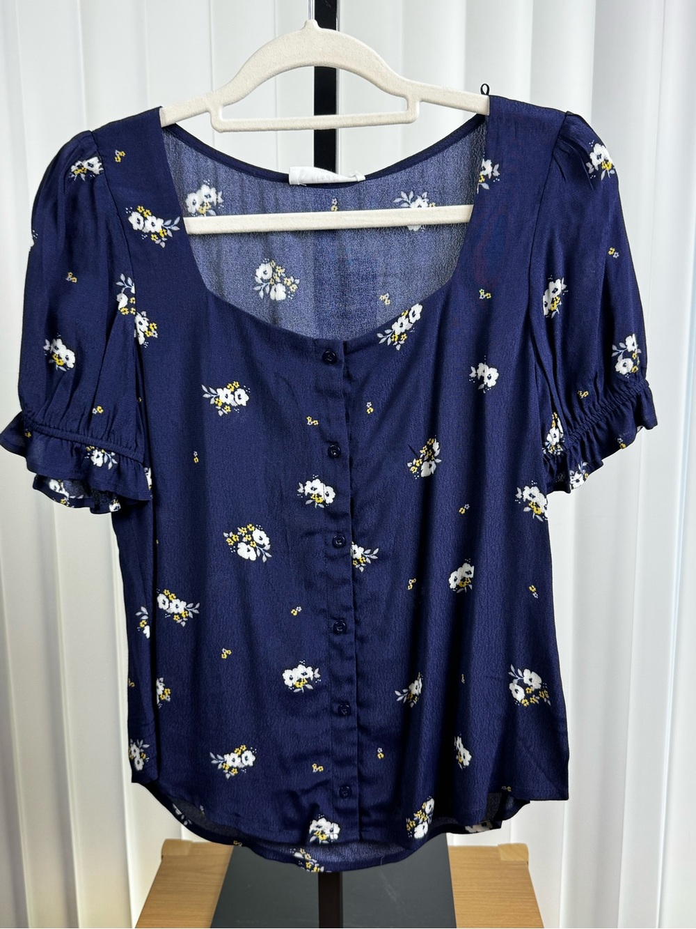 Elodie Navy Floral Puff Sleeve Button Front Blouse Medium 100% Rayon - Picture 2 of 8